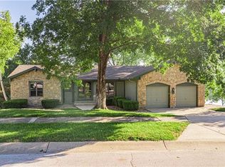 326 NW Bluebeech Point, Lees Summit, MO 64064