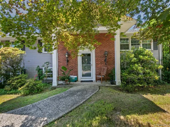 17 Woodchuck Lane, Norwalk, CT 06854