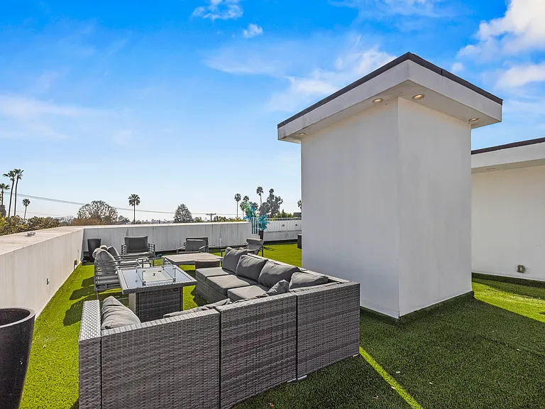 12125 W Sunset Blvd — Photo 37