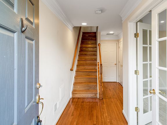 4th image of 405 Oak Knoll Dr