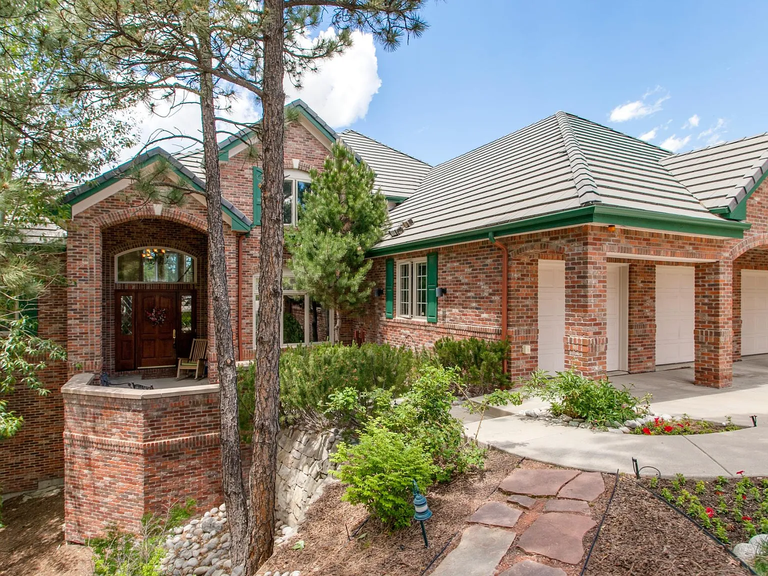 4 bed, 3.5 bath, 5385 sqft, $6,100 — Photo 1