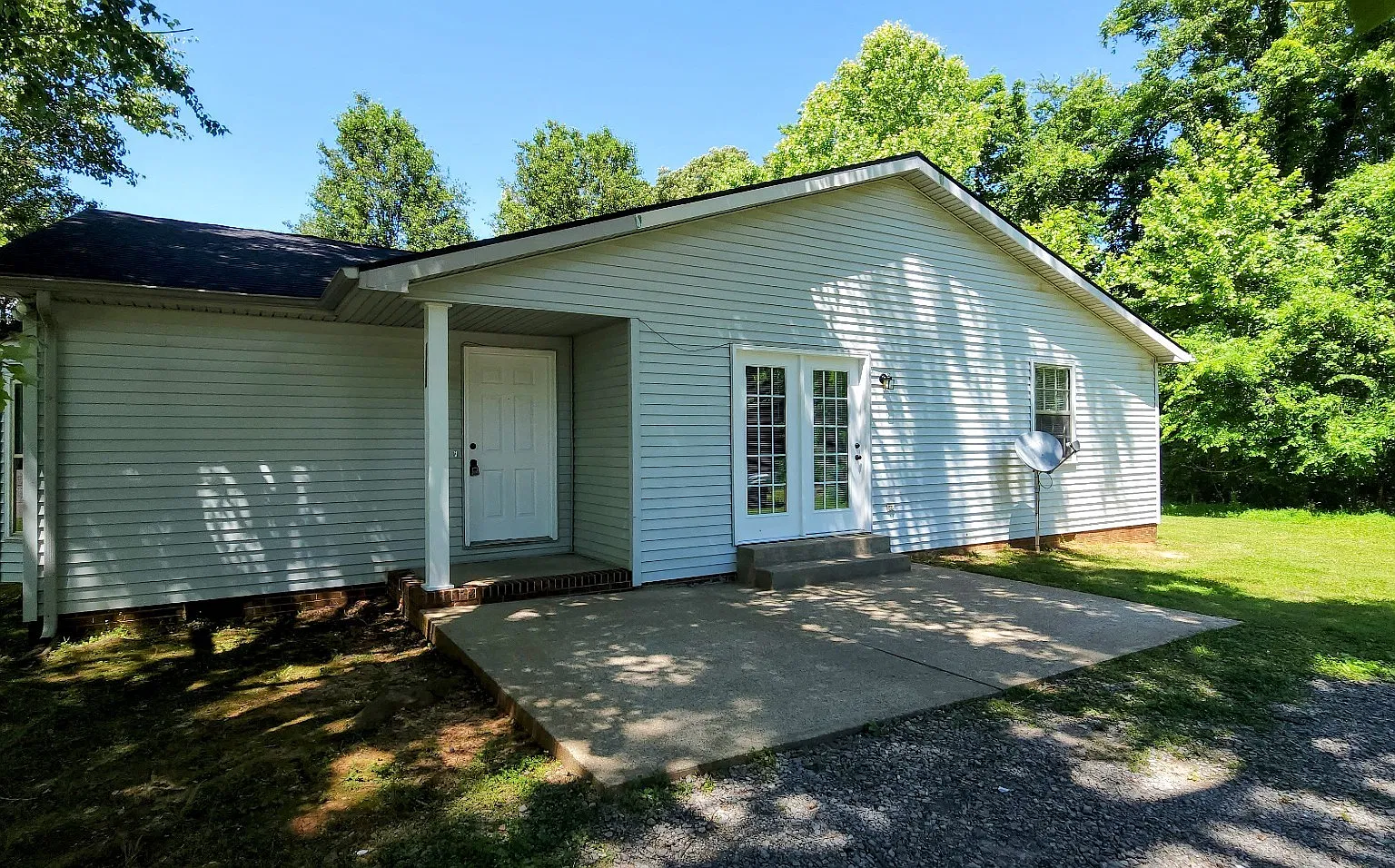 2 bed, 1.5 bath, 1025 sqft, $985 — Photo 2