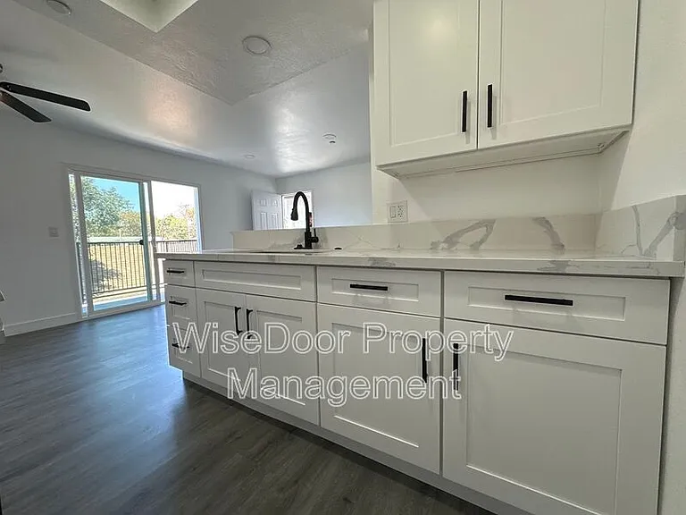 810 S Flower St #2 — Photo 6