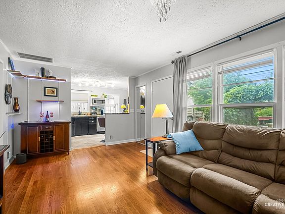 5th image of 36 Mosedale St