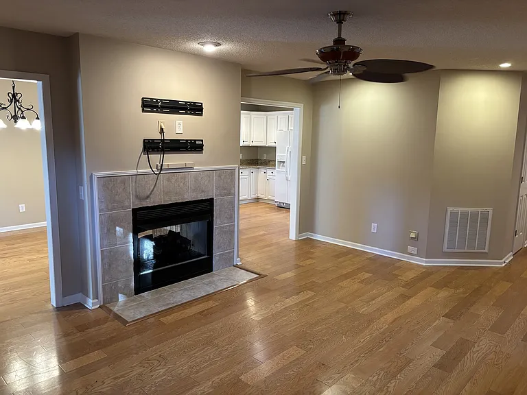 480 Spring Lake Dr — Photo 4
