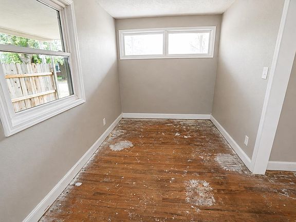 3rd image of 514 Windsor Ln