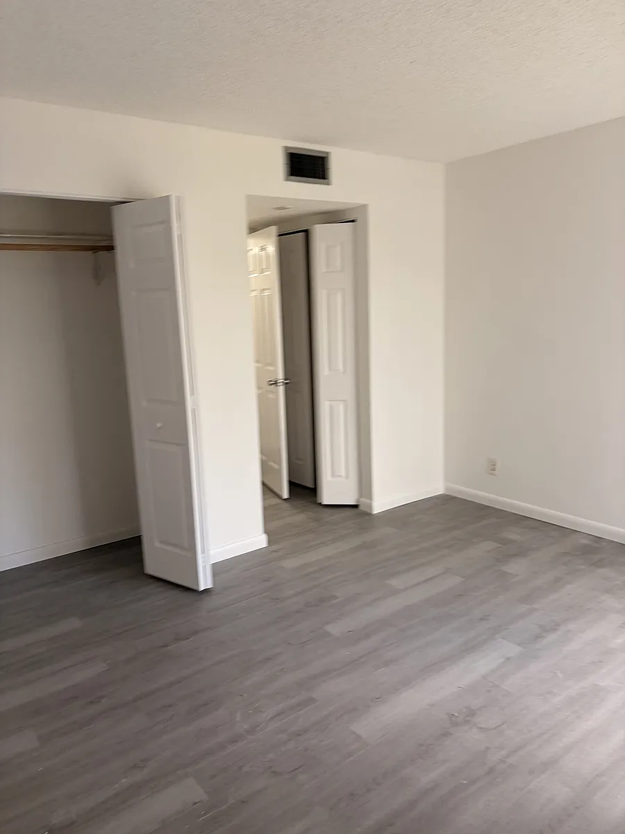 Building Photo - 8540 N Sherman Cir #504-1