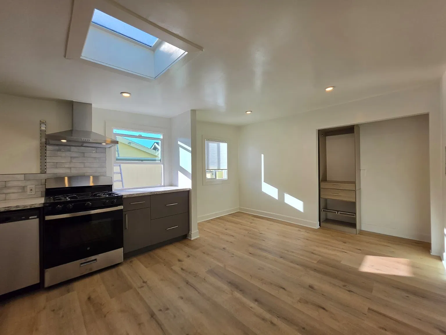 2 bed, 1.5 bath, 900 sqft, $2,800 — Photo 2