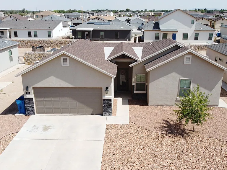 620 Adrian Arellano St W — Photo 2
