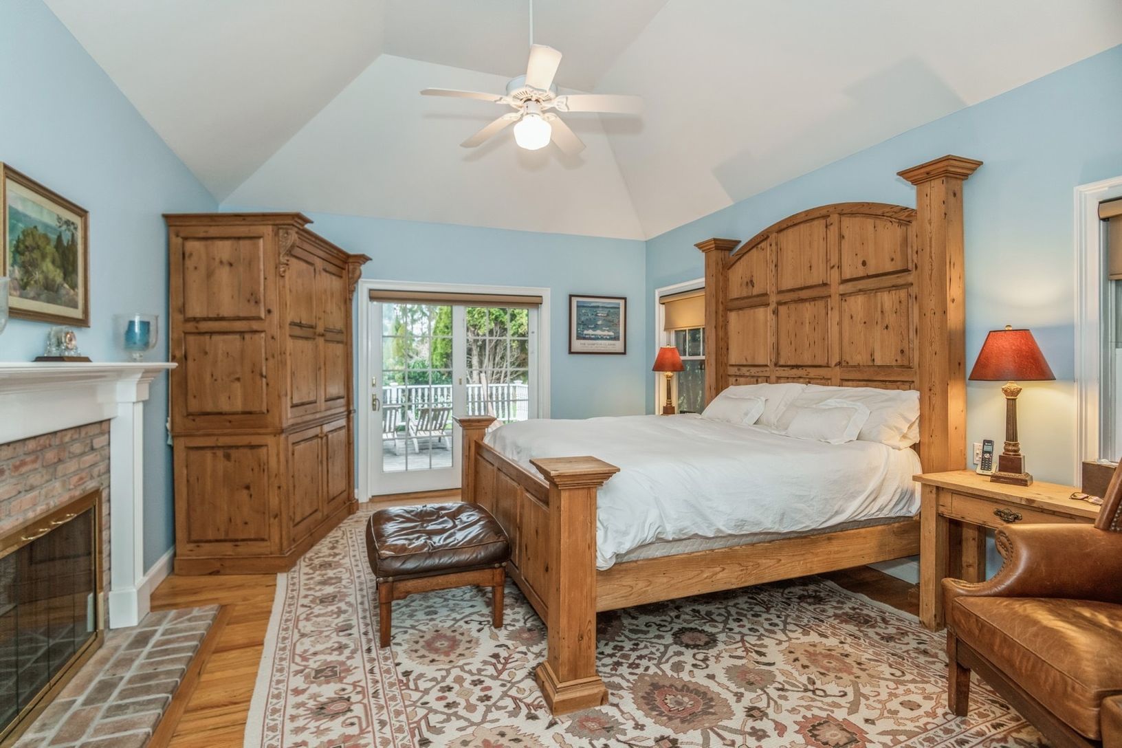  Downstairs Primary With Fireplace & En-suite Bathroom. 