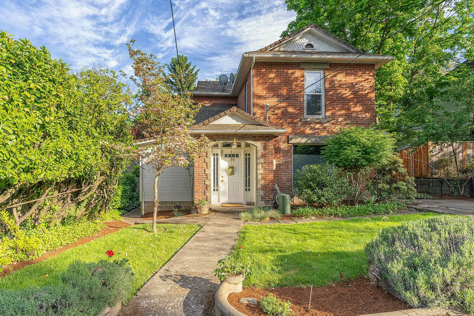 108 Nob Hill St photo 1