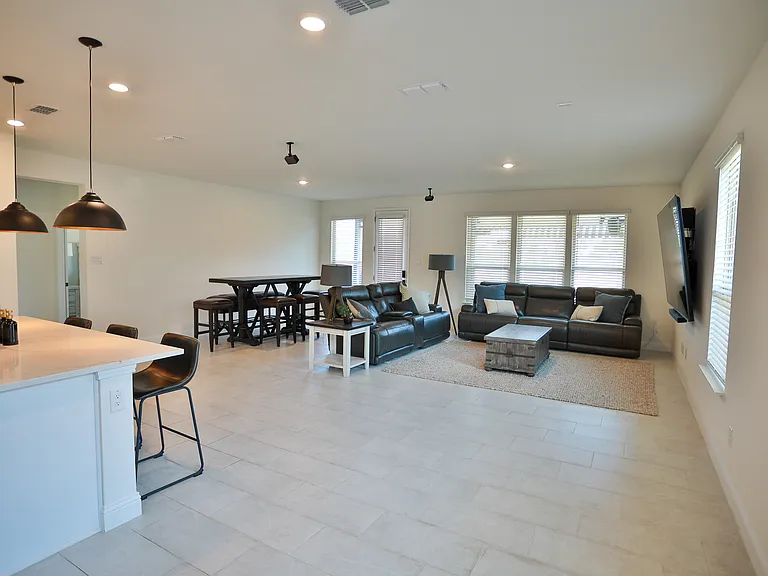 2412 Wheeler Ave — Photo 3