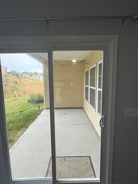 3 bed, 2018 sqft, $2,200 — Photo 4