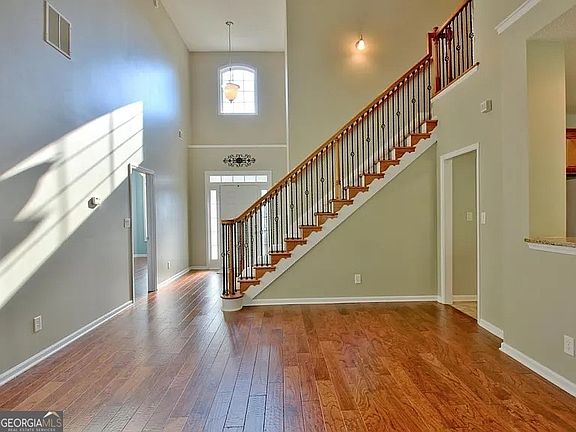 5th image of 410 Persimmon Dr