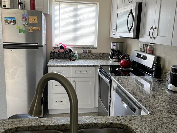 5th image of 301 Ocean Park Ln