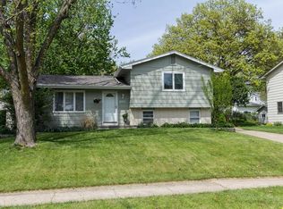 8707 Sunny Hill Dr, Clive, IA 50325