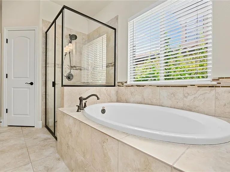 110 Oak Glen Cv — Photo 10