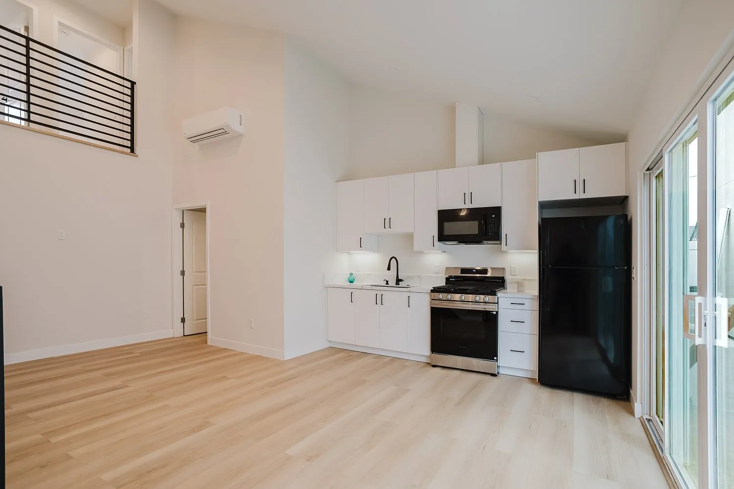 2 bed, 800 sqft, $2,700 — Photo 4