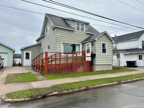 555 N 8th St, Gladstone, MI 49837