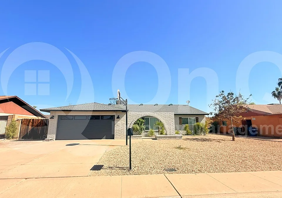 652 W Strahan Dr