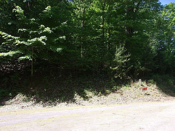 4th image of 5 Oaks Cir
