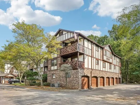 2612 Hemingway Ln, Mahwah, NJ 07430