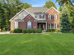 9001 Van Dusen Ct, South Lyon, MI 48178