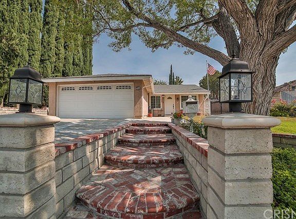 Bull nose brick entry steps with carriage lamps