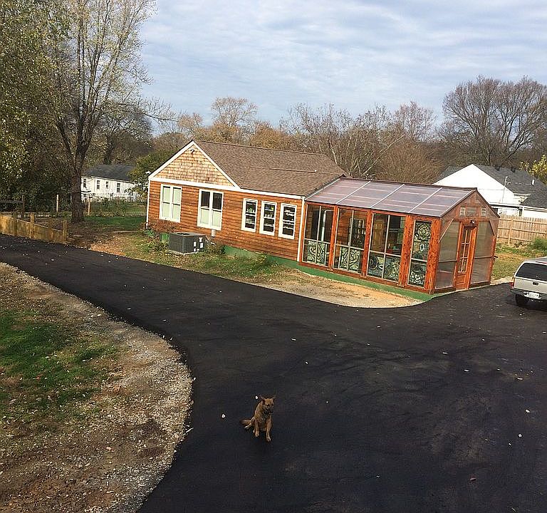 1st image of 910 Connelly Dr
