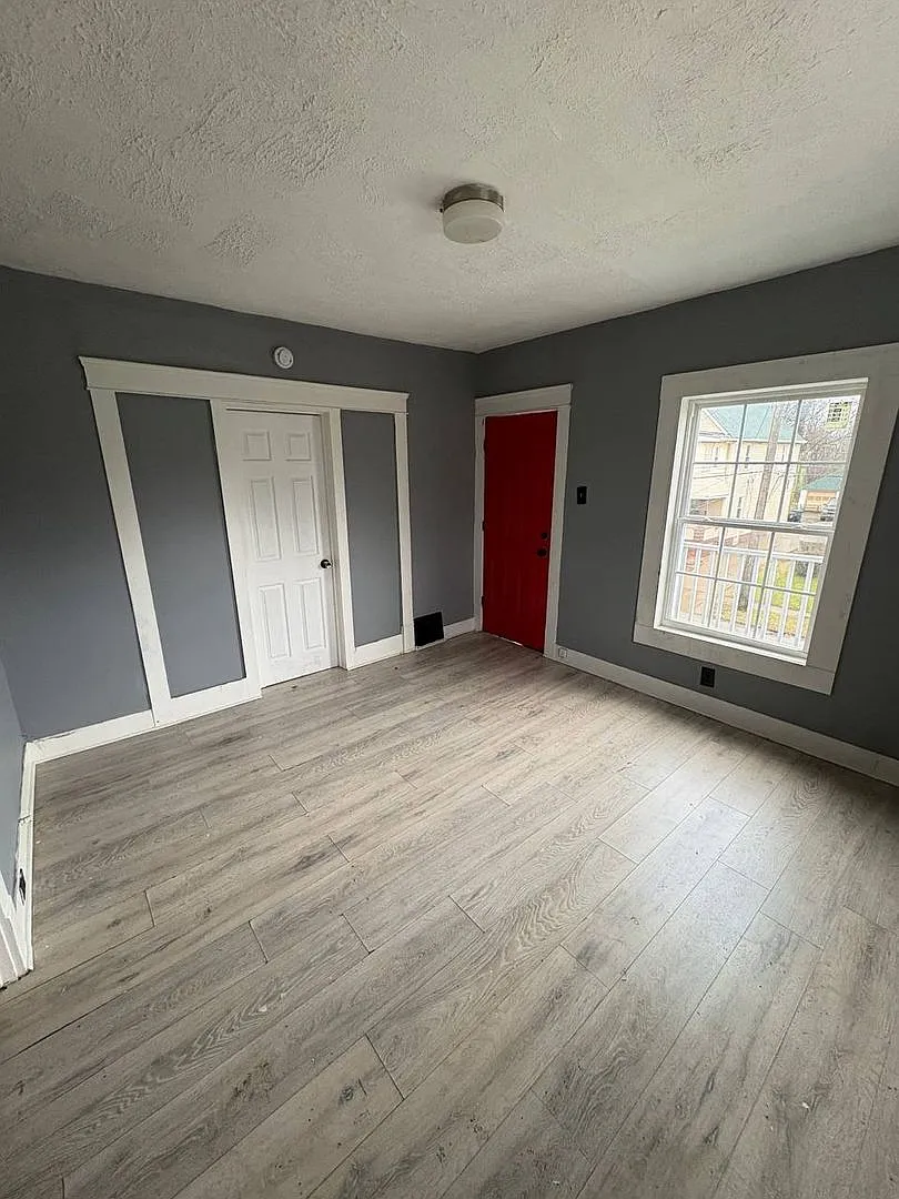 9919 Stoughton Ave — Photo 4