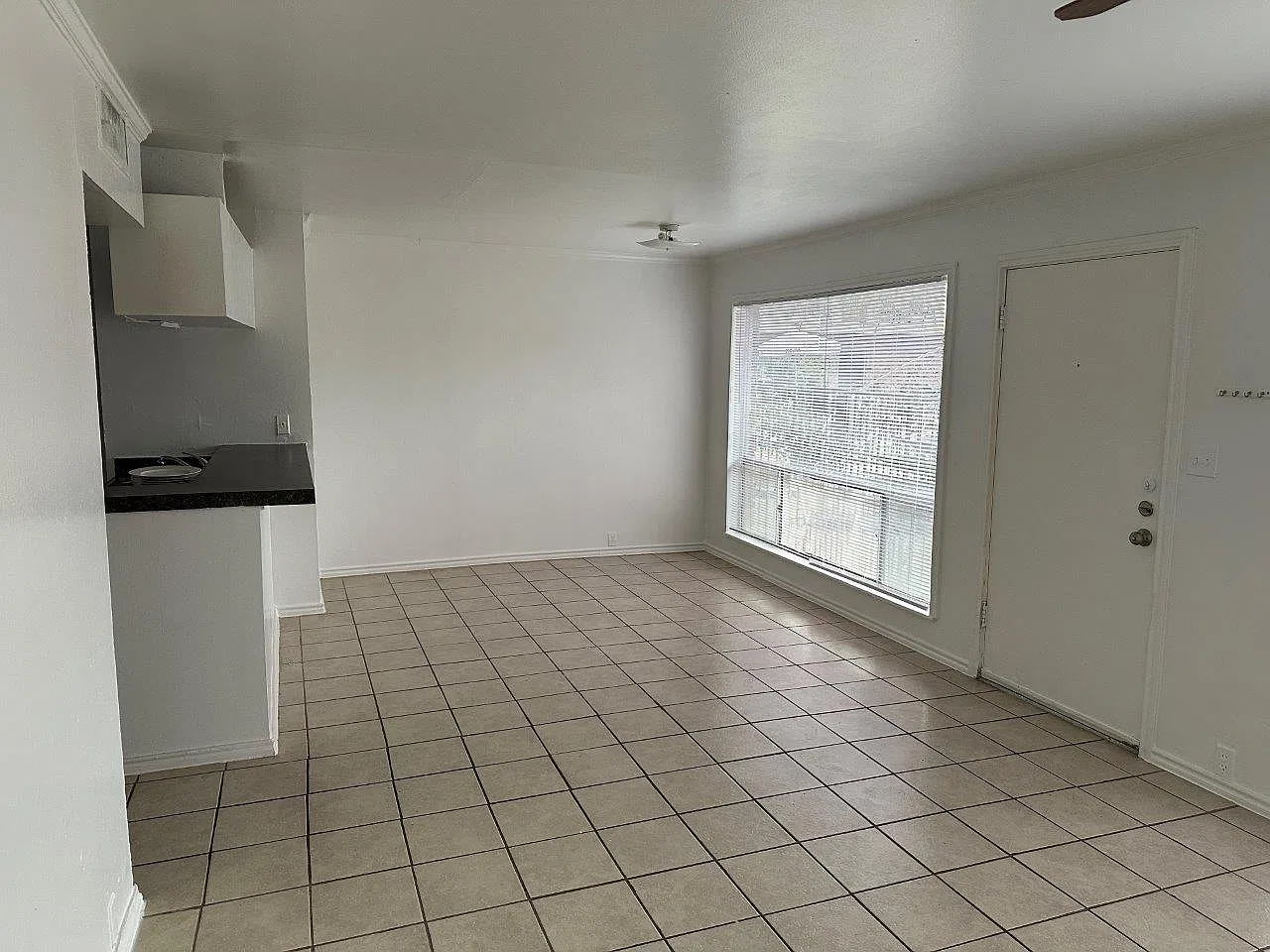 2 bed, 1.0 bath, 880 sqft, $1,300 — Photo 3