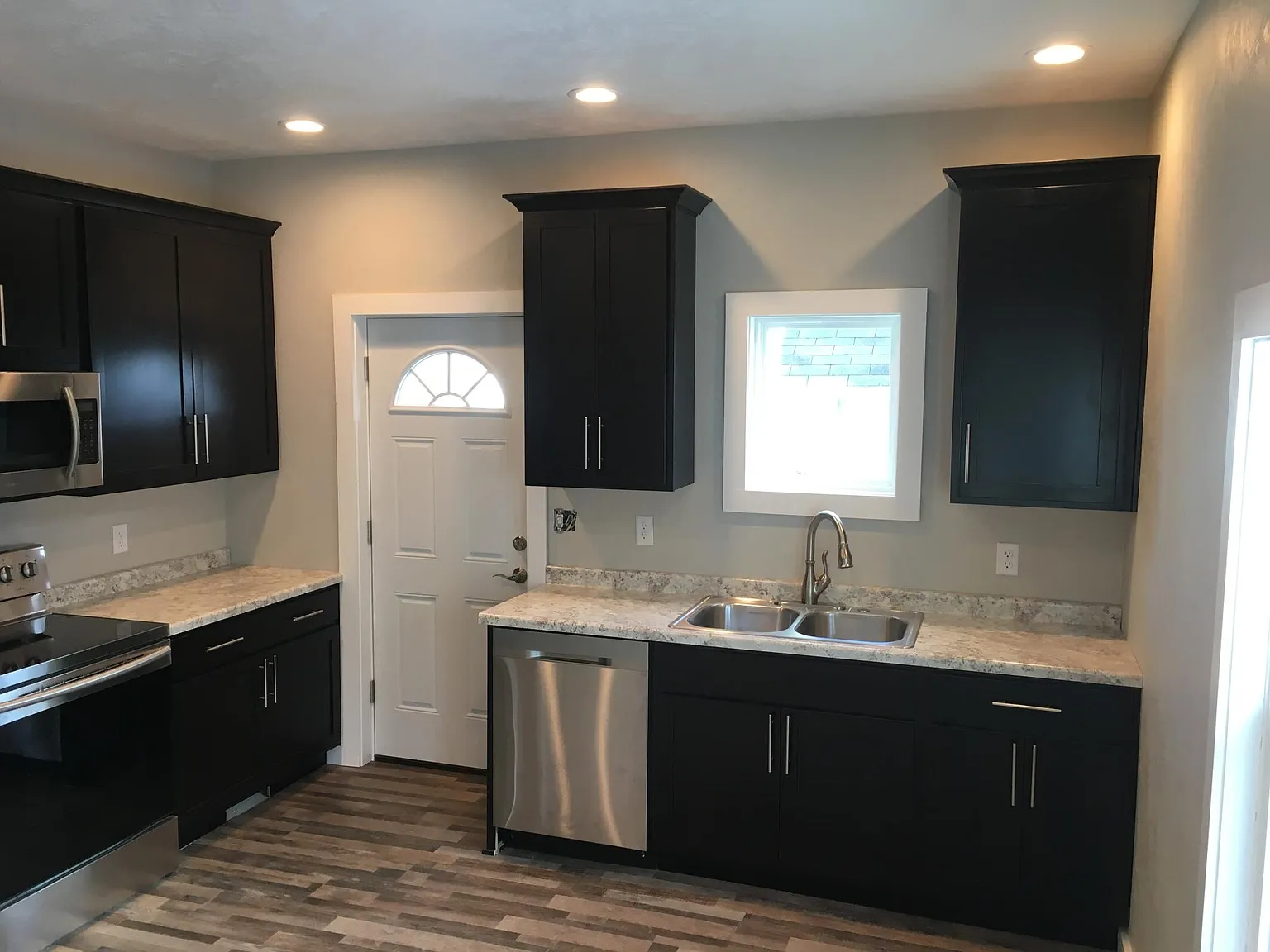 2 bed, 1.5 bath, 1200 sqft, $1,350 — Photo 2