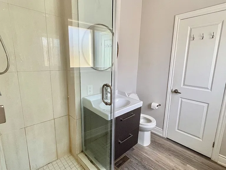 970 King St E #1 — Photo 11