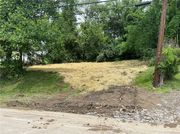 2610 E Finley Dr, Claysville, PA 15323