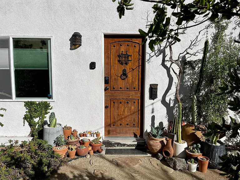 1850 S Redondo Blvd — Photo 3