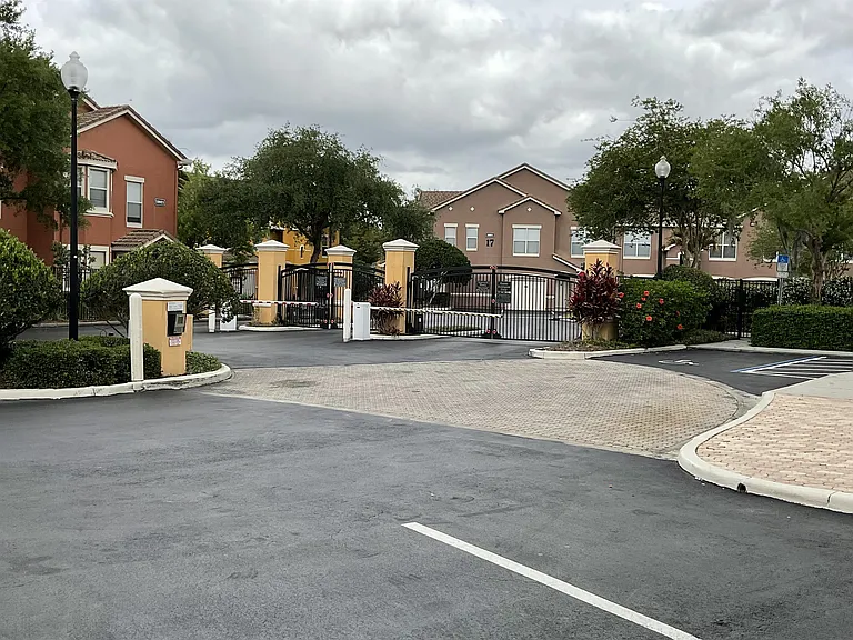 8813 Villa View Cir #204-8813VVC204 — Photo 25