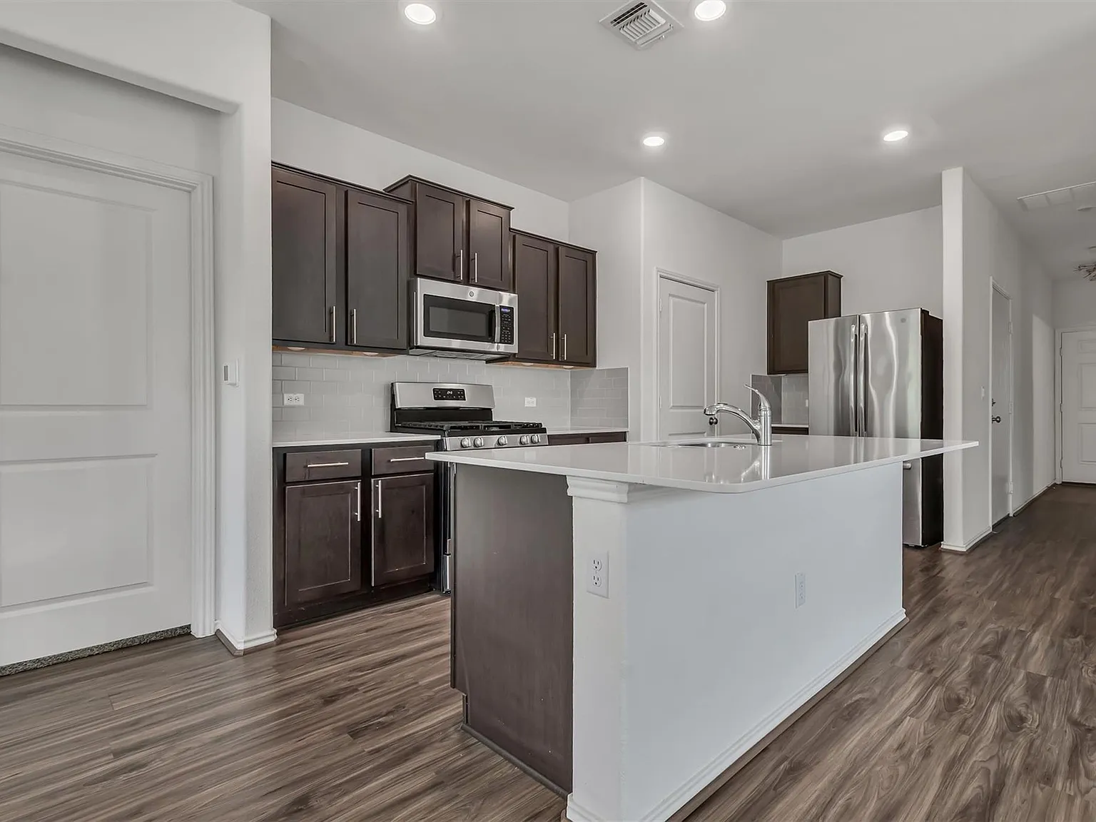 3 bed, 2.0 bath, 1266 sqft, $2,100 — Photo 4