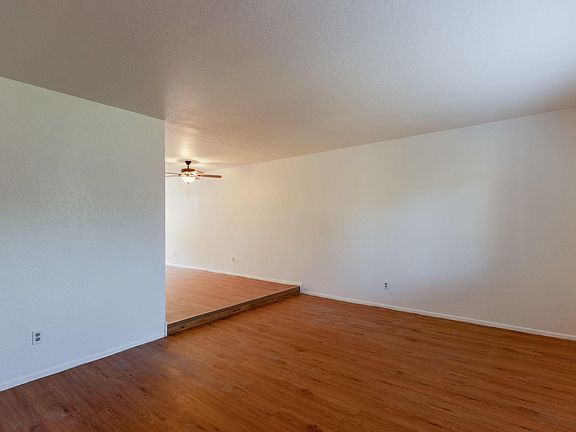 5th image of 927 N Revere