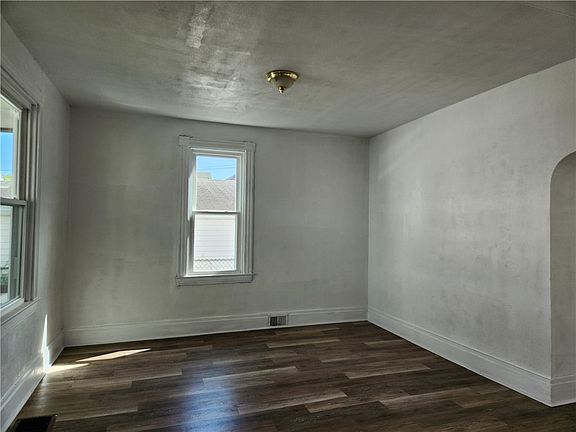 4th image of 160 1/2 Jefferson Ave