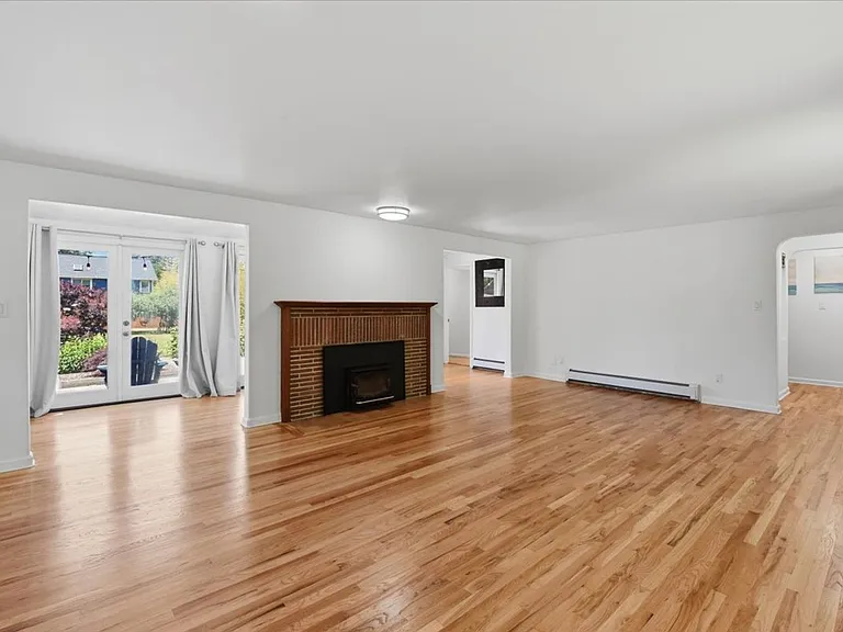 15551 Greenwood Ave N — Photo 3