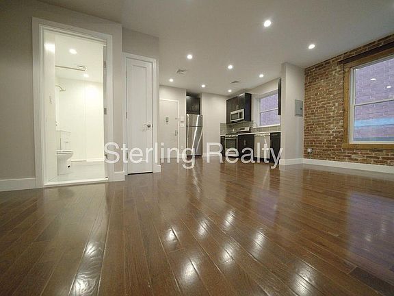 3rd image of 2720 Hoyt Ave S