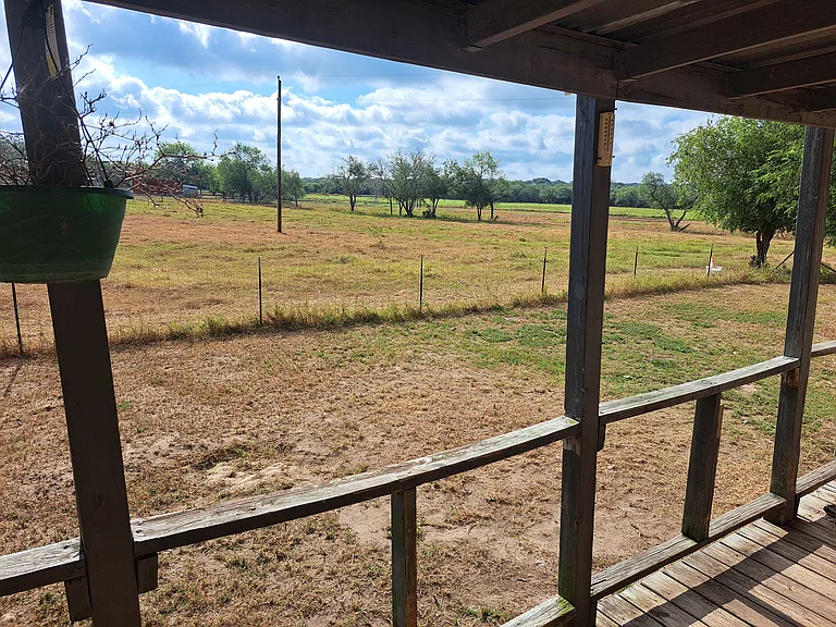 7851 FM 673 — Photo 6