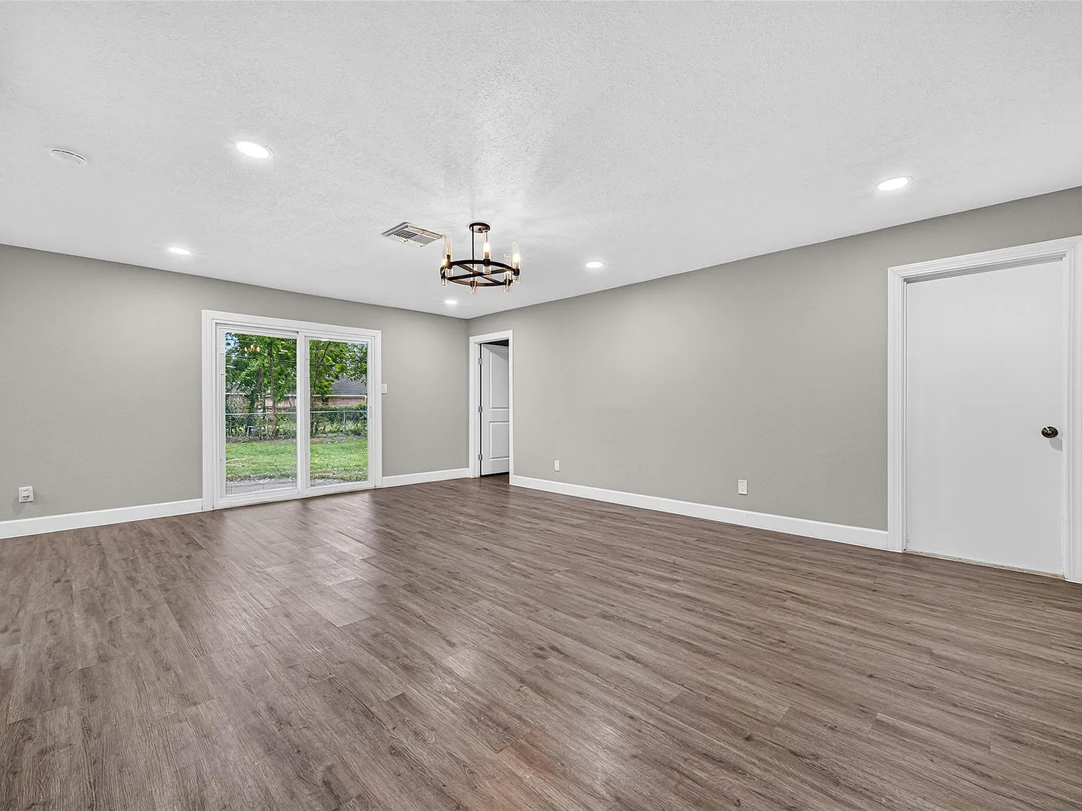 4 bed, 2.0 bath, 1865 sqft, $2,350 — Photo 3