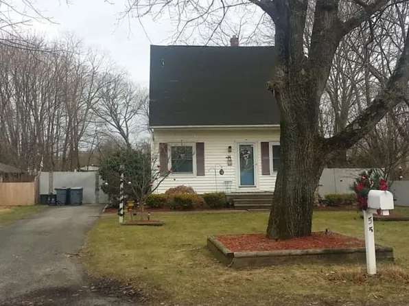55 Chichester Ave, Center Moriches, NY 11934