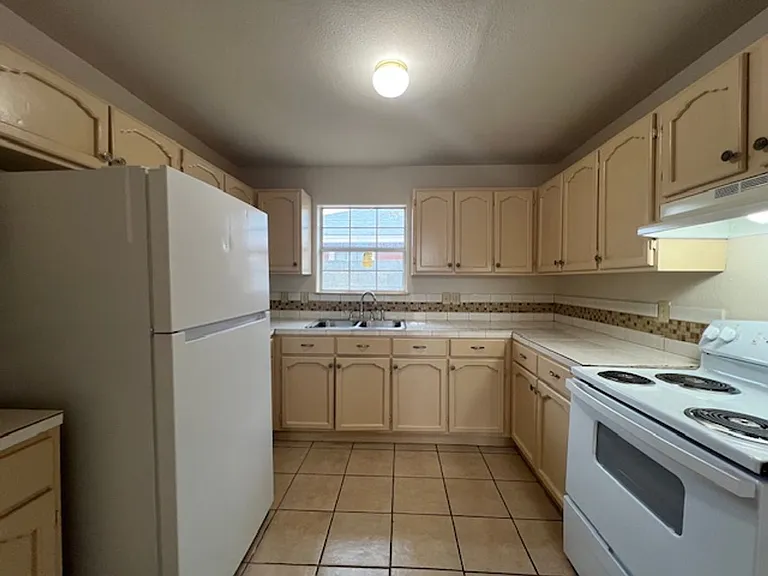 408 Badajoz Ln — Photo 6