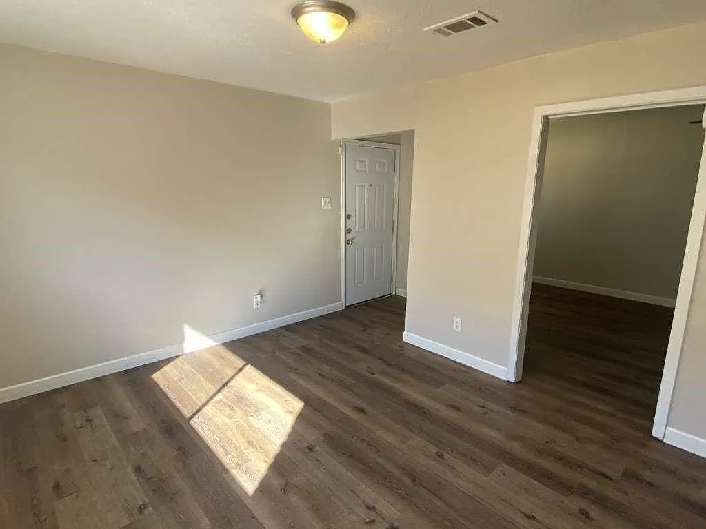 3 bed, 1.5 bath, 1149 sqft, $1,799 — Photo 2