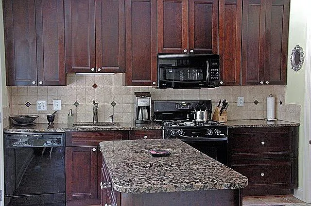 4 bed, 2.5 bath, 2700 sqft, $3,975 — Photo 4