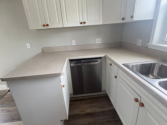 3rd image of 549 W Stone St