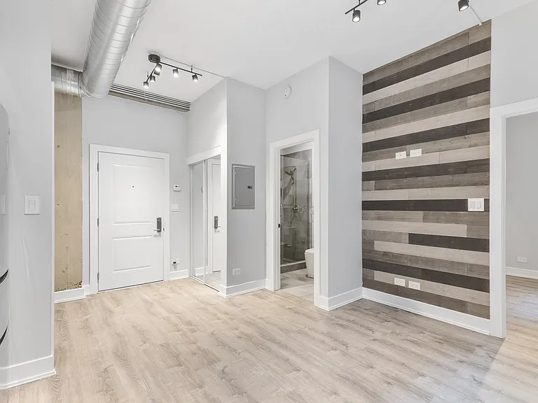 7645 N Sheridan Rd #109 — Photo 5