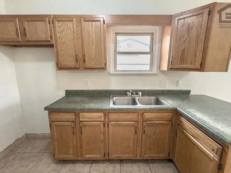 2517 E Culver St — Photo 16
